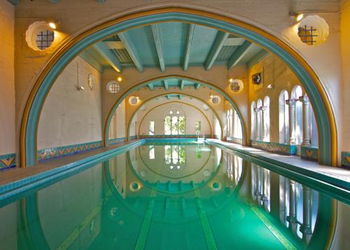伯克利伯克利城市俱乐部酒店的一座带拱门的建筑中的游泳池