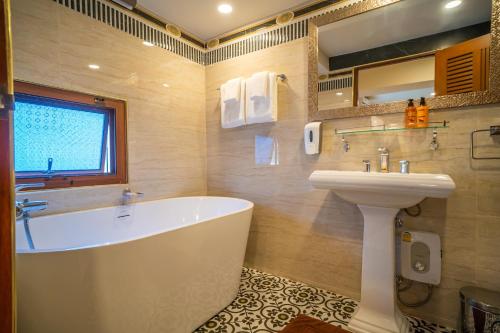 Siri Nakornpink Chiang Mai Hotel SHA Plus的一间浴室