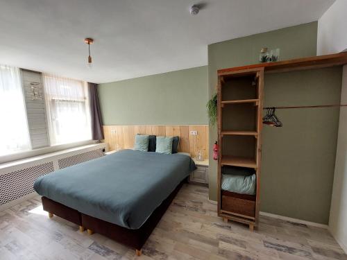 塞罗斯凯尔克Het Zwaantje的一间卧室设有一张床和一个书架