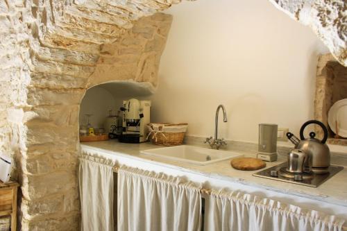 EnjoyTrulli - Unesco Site的厨房或小厨房