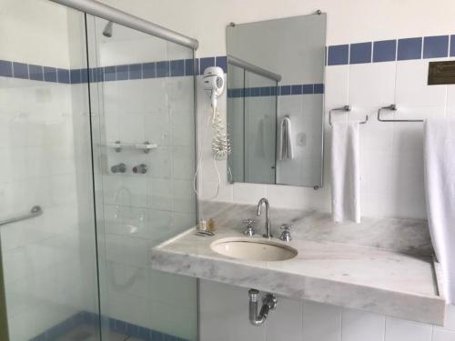 欧鲁普雷图多斯奥菲西斯旅馆的一间带水槽和淋浴的浴室