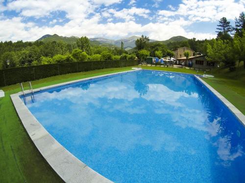 拉波夫拉-德利列特艾斯培尔特露营地的院子里的大型蓝色游泳池
