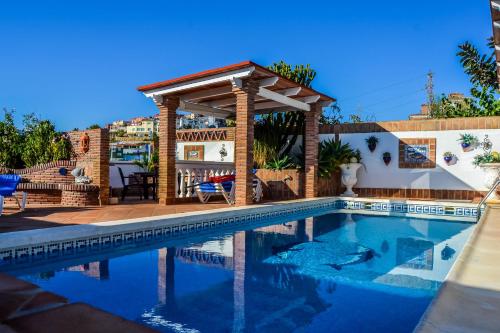 托雷德本纳贾尔邦Casa Hermosa的一座带凉亭的游泳池,位于一座房子旁边