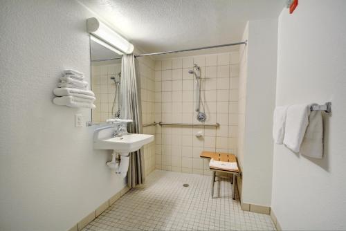 纽波特纽波特罗德岛6号汽车旅馆的一间带水槽和淋浴的浴室