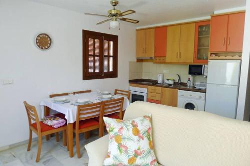 Sunny Coastal 1 Bed Apartment - Vera Coast: 2mins to Beach的厨房或小厨房