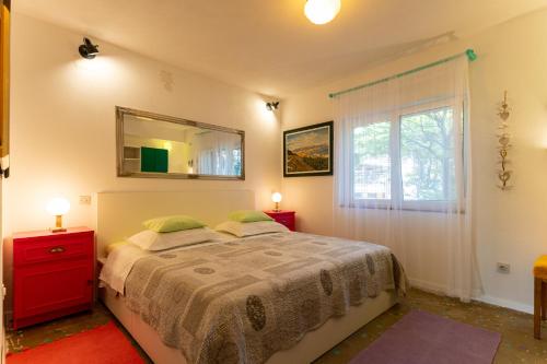 圣菲利普雅科夫Maris的一间卧室配有一张床、镜子和窗户