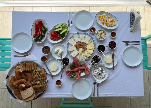 博德鲁姆爱琴海门酒店的桌上放有盘子和碗的食物