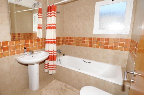 贝纳阿维斯3 Bedroom Townhouse Benahavis Village的一间带水槽、浴缸和卫生间的浴室