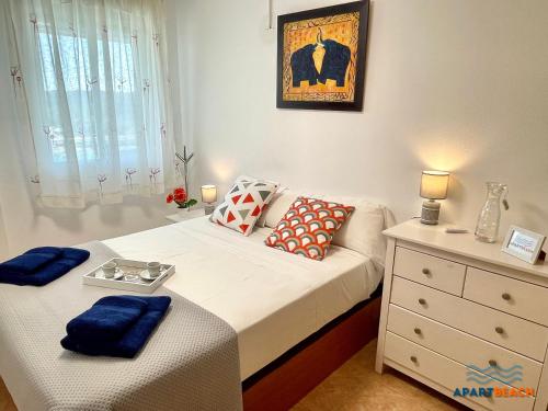 APARTBEACH LOS JUNCOS RESIDENCIAL PISCINAS y PETANCA客房内的一张或多张床位