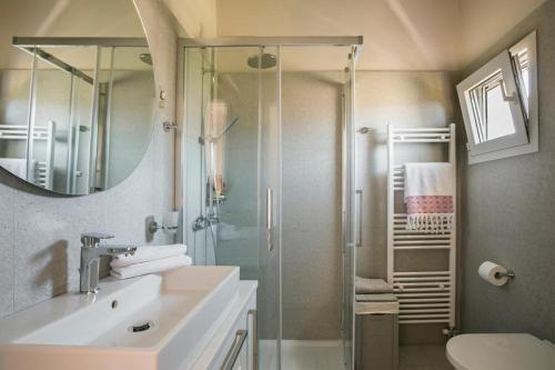斯巴达Rodia Art House的带淋浴、盥洗盆和镜子的浴室