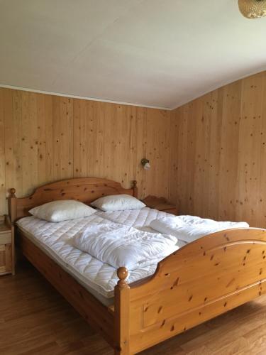 AnebyFråsttorp的木床,带木墙的房间