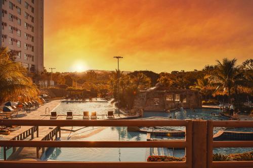 卡达斯诺瓦斯Ecologic Ville Resort - Oficial的一座位于度假村的游泳池,享有日落美景