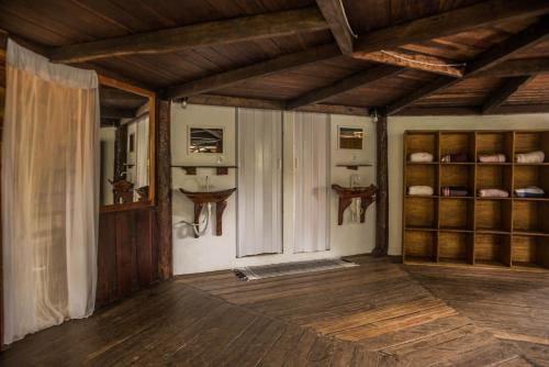 伊塔卡雷Casa Conduru的客厅铺有木地板,设有木制天花板。
