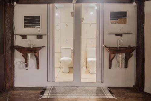 伊塔卡雷Casa Conduru的一间带两个盥洗盆和卫生间的浴室
