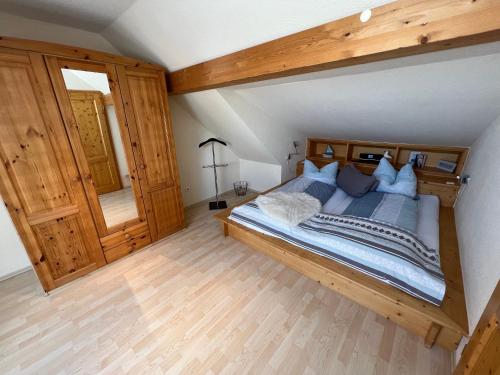 诺登Schmidt's Plaats的一间卧室配有一张木架大床