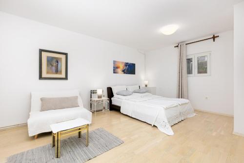 普纳特Apartment Anton的白色卧室配有床和沙发