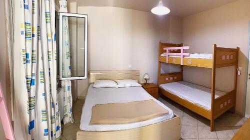 卡特罗斯SAINT GEORGE的一间卧室配有两张双层床和镜子
