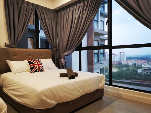 雪邦Bell Suite - The Premium Suite @ Sepang的一间卧室设有一张床和一个大窗户