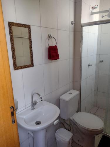 马林加Kitnet top 04 Prox do centro e da UEM的一间带卫生间、水槽和镜子的浴室