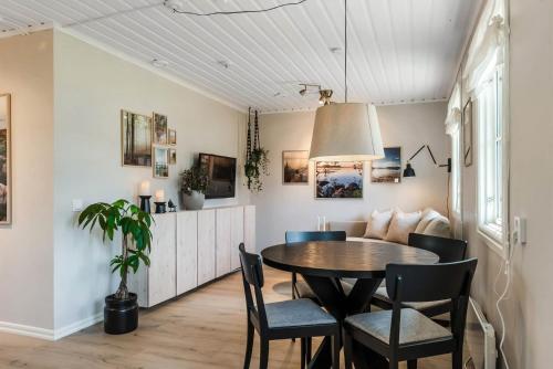 恩舍尔兹维克Nyrenoverat gårdshus på havstomt med hög standard的一间带桌椅的用餐室