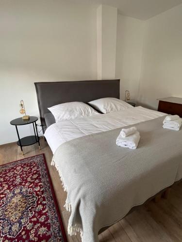 Oerlinghausenb im Welschen的一间卧室配有一张大床和两条毛巾