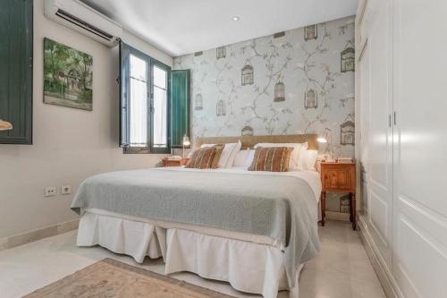 FAM Sevillian Townhouse客房内的一张或多张床位