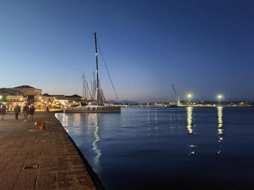 普雷韦扎Hotel Avra的夜间码头,水中有船