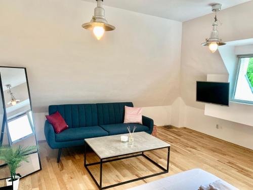 索非亚Minimalist Apartment的客厅配有蓝色的沙发和桌子