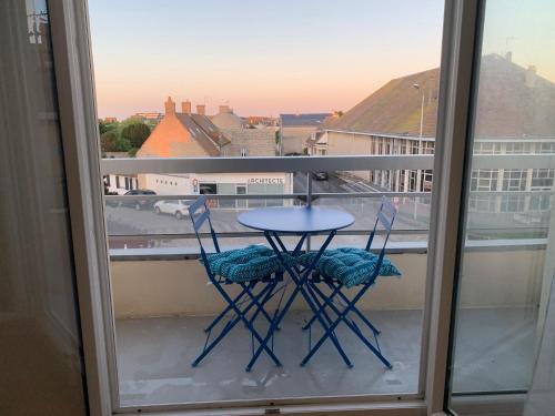 库尔瑟勒·苏尔·梅尔Le cosy的美景阳台配有一张桌子和两把椅子