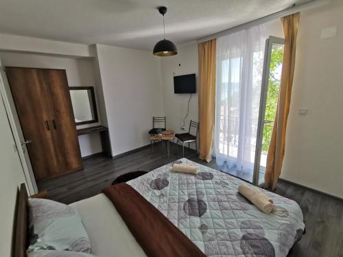 奥赫里德GOPO Guesthouse Elshani的一间卧室设有一张床和一个大窗户