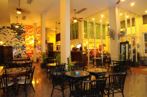 曼谷大堂吧61号酒店的一间在房间内配有桌椅的餐厅