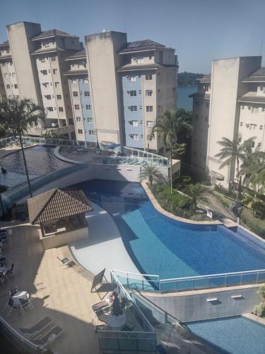 曼加拉蒂巴Porto Real Resort Suites 1的大楼前游泳池的顶部景色