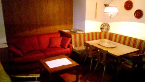 摩德纳迪-坎皮格里奥Campiglio Trilocale Monte Spinale的客厅配有沙发和桌子
