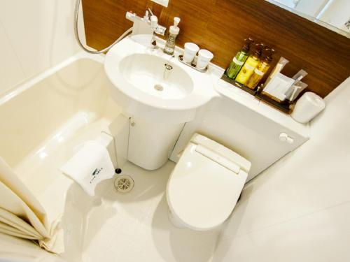 端岛HOTEL LiVEMAX Gifu Hashima Ekimae的浴室配有白色卫生间和盥洗盆。