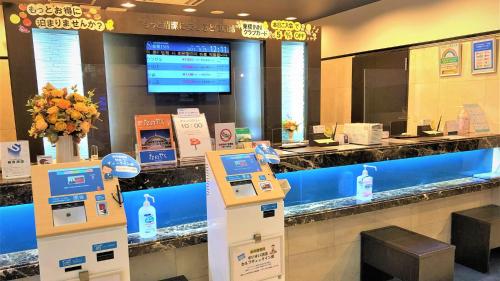 东京Toyoko Inn Tokyo Shinjuku gyoemmae eki 3 ban Deguchi的商场内一家有结账柜台的商店