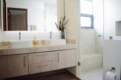 普拉亚卡门Amazing Dream Home in Gated Community的浴室设有2个水槽、镜子和淋浴。