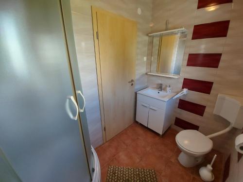 Draga BašćanskaApartments Marija 2的浴室配有白色卫生间和盥洗盆。
