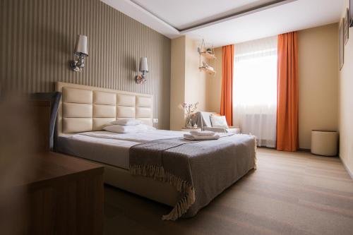 谢拉兹Hotel Wróblewscy的一间卧室设有一张大床和一个窗户。