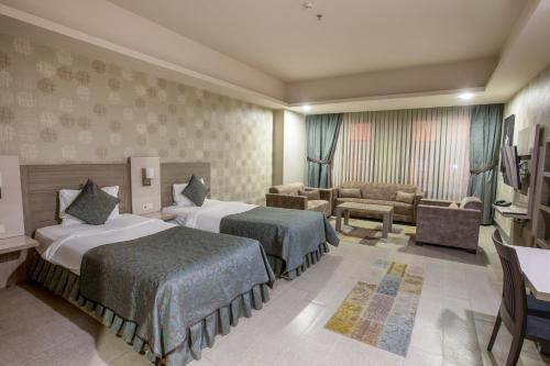 萨卡里亚Sen Otel的酒店客房,设有两张床和一张沙发
