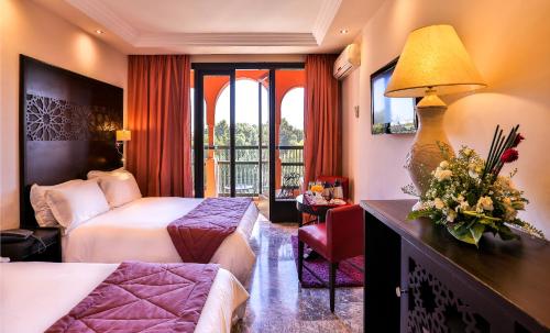 马拉喀什艾尔安达罗斯酒廊及Spa酒店的酒店客房设有两张床和一个阳台。