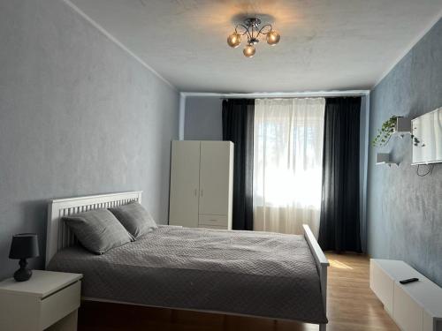 尼察Saulgriezes的一间卧室设有一张床和一个窗口