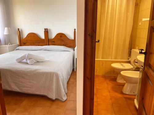 卡莱利亚德帕拉弗鲁赫尔Wonderful Apartment with Outstanding Views - Calella de Palfrugell的一间卧室配有一张床,浴室设有卫生间