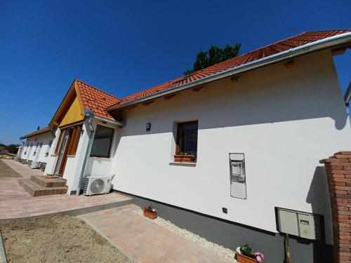 鲍洛通凯赖斯图尔Fazekas Vendégház的白色房子,有红色屋顶