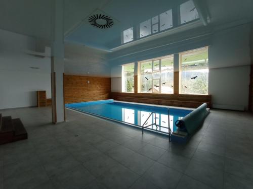 库波瓦霍特Hotel Kristian的大型客房,设有一座房子内的游泳池