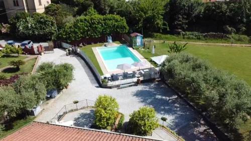 萨尔扎纳Villino Maria的享有庭院内游泳池的空中景致