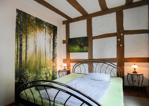 施泰瑙安德斯查瑟Burgmannenhaus的卧室配有一张床,墙上挂有绘画作品