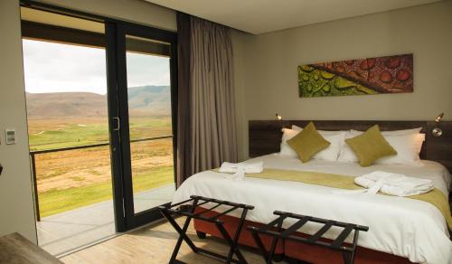 纽卡斯尔ANEW Resort Vulintaba Newcastle的一间卧室设有一张床和一个大窗户