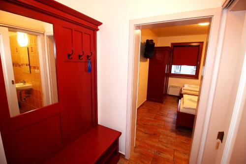 多尼杜纳约维采ZELENÝ SKLEP的一间设有红色门和浴室的客房