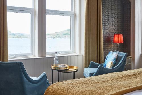 奥本No17 The Promenade的酒店客房带一张床、椅子和窗户