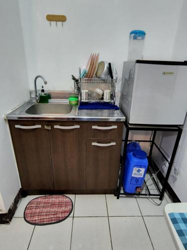圣罗莎Ilia's Cozy Abode near Enchanted Kingdom & Nuvali的一间带水槽和冰箱的小厨房